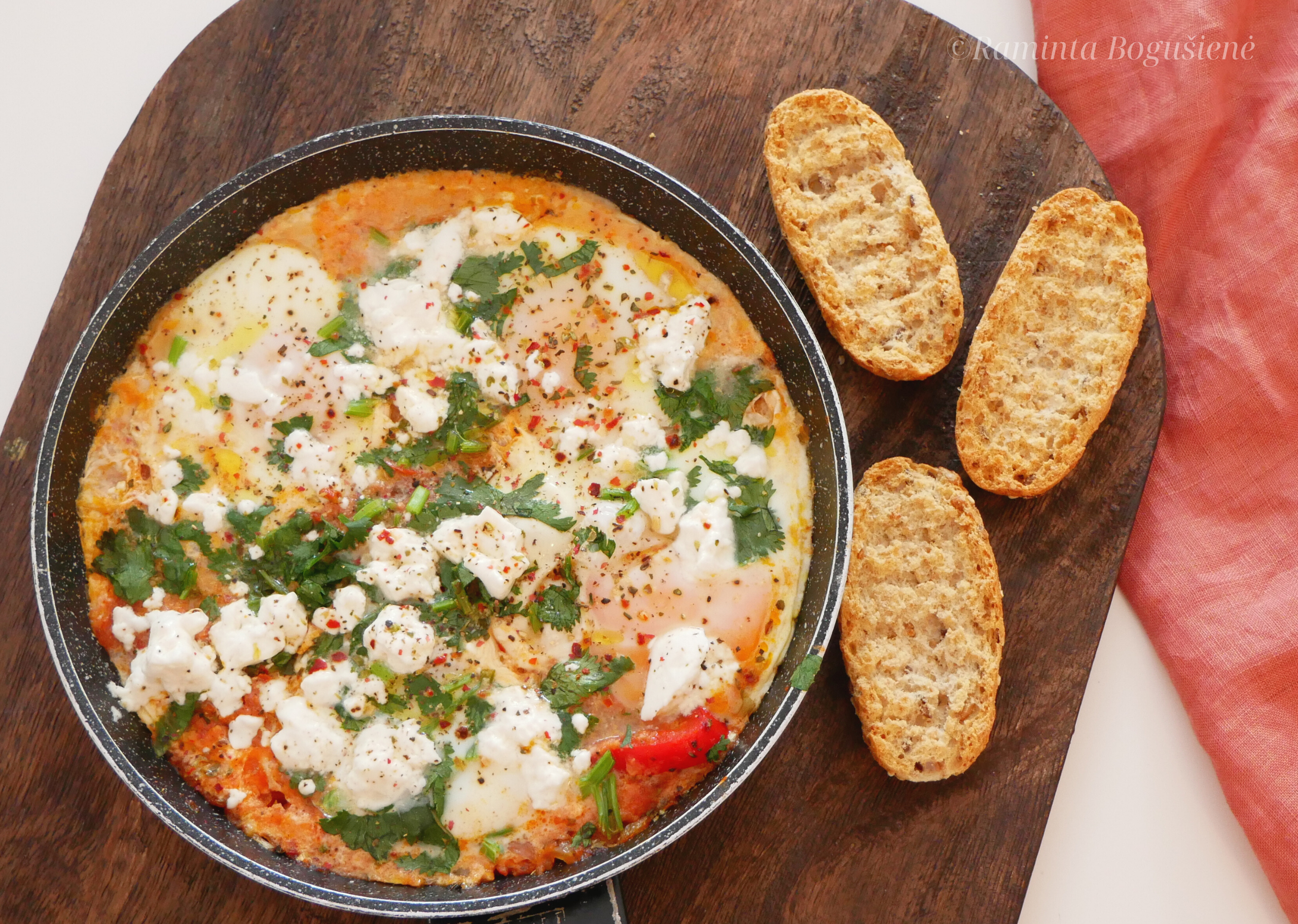 Šakšuka su pomidorais, kiaušiniais ir feta